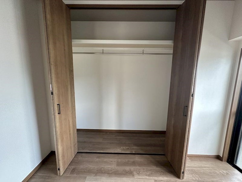 ジョイ御池の内装|洋室の収納です。ハンガー掛けがありお洋服などをすっきり無駄なく収納可能です。