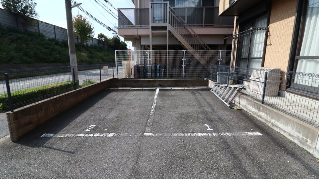 リファインド二ツ屋の駐車場