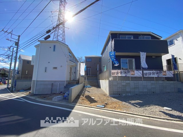 多摩市百草の新築一戸建の外観|【House of the Sun】
◆明るい家◆太陽の温かな光がお家全体を照らす。そこには目を輝かせ笑顔で見つめてくれる君がいて、「ただいま」の言葉がこだまする。そんな君の瞳に恋している。