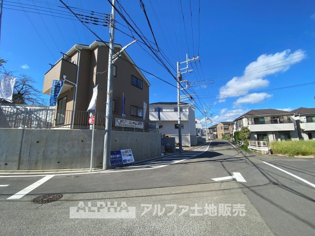 多摩市百草の新築一戸建の前面道路含む現地写真|【Blue sky】
◆青空に包まれて◆ベランダから望む紺碧の空。外を眺め時を忘れるなんて、ひさしかたぶりだろうか。こんなにも広く美しい情景が我が家にも広がっているなんて。こんな時間を大切にしたい。