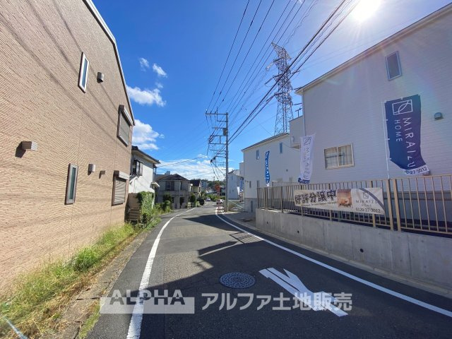 多摩市百草の新築一戸建の前面道路含む現地写真|【Light shower】
◆太陽の光◆を沢山感じながら明るく豊かな暮らしを約束する住まい。家族と語らい、四季の移ろいを感じ、我が子の成長を見守る。そんな家がここにあります。