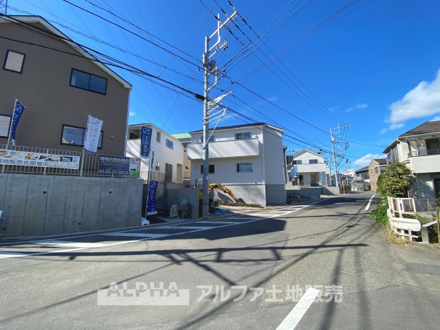 多摩市百草の新築一戸建の前面道路含む現地写真