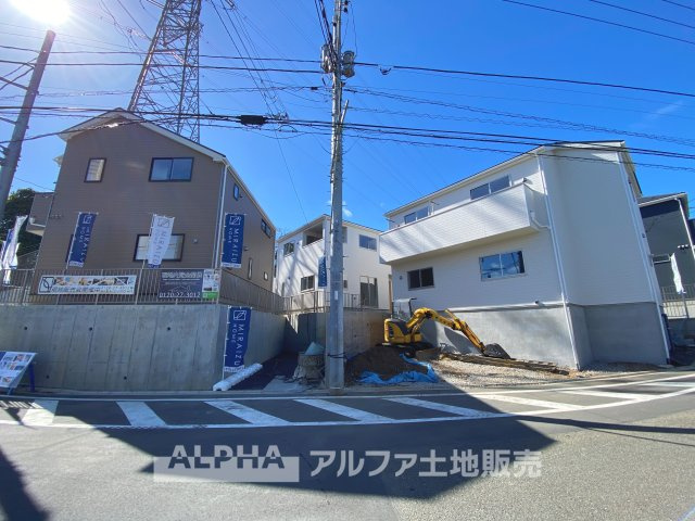 多摩市百草の新築一戸建の前面道路含む現地写真