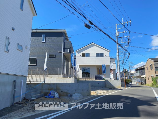 多摩市百草の新築一戸建の前面道路含む現地写真