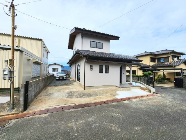 RESET HOUSE－リセットハウス小倉南区朽網西2丁目2期　【小倉南区　中古戸建て】の駐車場|前面道路も広々して駐車しやすいです♪【小倉南区　中古戸建　リノベーション】