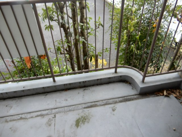 垣根マンションのバルコニー