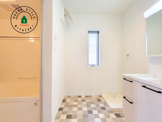 都城市前田町(1号棟）の脱衣所|ゆとりの洗面スペースで朝の身支度もスムーズに。暮らしを快適に変えるシャワー付洗面台です！