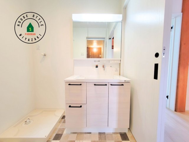 都城市前田町(1号棟）の独立洗面台|毎日使うものだから清潔な空間を保ちたい水回り。洗面にはそんな願いを解消させてくれる収納アイデアが満載です。三面鏡の裏側にはキャビネットが現れ小物から背の高い物まで収納できます。