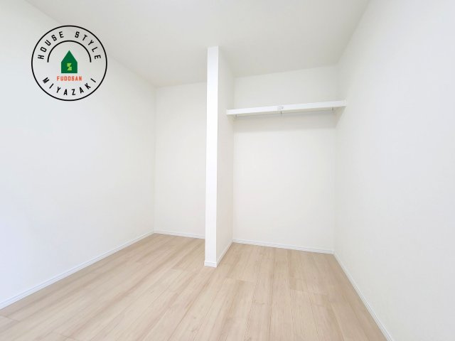 都城市前田町(1号棟）の収納|洋服や大きな荷物が多い方や人数の多いご家族などは、一般的なクローゼットよりもウォークインクローゼットのほうが使い勝手が良いです。