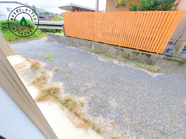 都城市前田町(1号棟）のバルコニー|風をしっかりと感じられるバルコニーでは、毎日が洗濯日和です。広々としているので洗濯も楽しくなるでしょうし、気分転換にバルコニーからの眺めを楽しむのもいいでしょう。