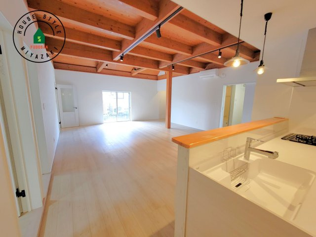 都城市前田町(1号棟）のダイニング|キッチンから立ち込める香りが今日の料理を期待させます。