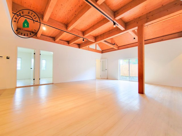 都城市前田町(1号棟）の居間・リビング|明るく開放的なリビングダイニングは豊かな陽光が注ぎ込み、やすらぎの空間を演出してくれます。ご家族で楽しいひとときをお過ごし下さい。