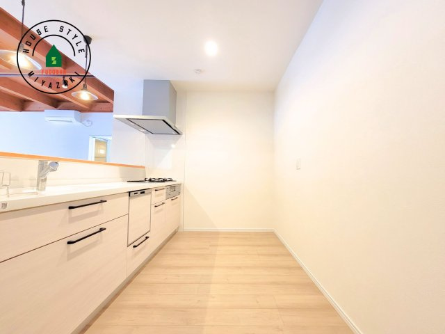 都城市前田町(1号棟）のキッチン|ダイニングテーブルへの配膳がラクラク、お料理はかどるカウンター付きシステムキッチン！