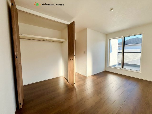 野田市第3宮崎新田　新築戸建　1号棟の収納|木の温もりがあたたかい8帖の寝室！大容量のクローゼット付きなので、夫婦の洋服もたくさん収納できます！！