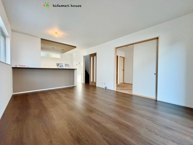 野田市第3宮崎新田　新築戸建　1号棟の居間・リビング|キッチン前にカウンターが付いているので、配膳や後片付けがしやすく家事効率UP！！