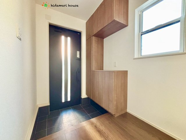 野田市第3宮崎新田　新築戸建　1号棟の玄関|日差しの入る明るい玄関！換気もGOOD♪