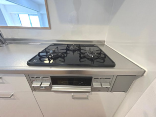 多数の調理器具を同時に使用でき、料理の効率化が可能。省エネで節約になり、様々な料理スタイルに適応できます。また、火力調整が独立しており、手入れや掃除もしやすく、今よりもっとお料理が楽しくなるかも。