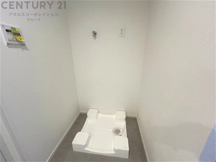 洗濯物の仕分け作業がしやすく、整理整頓が容易になります。洗濯音や湿気を他の部屋に持ち込まず、生活環境を快適に保ちます。上部を活用すれば収納スペースを確保でき洗剤や洗濯用品の整理もしやすくなります。