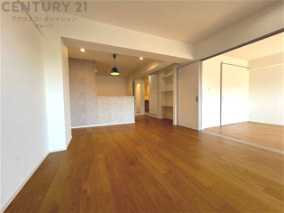 リビングダイニングは家族や友人とのコミュニケーションを楽しむ場所でくつろぎながら食事や会話を楽しめ、多目的に利用できリラックスできる空間です。家庭内の中心として機能し、快適な生活をサポートします。