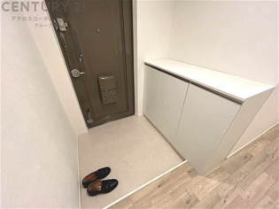 大きな玄関収納付きの玄関です　家族皆様の履物をしっかり収納できます
