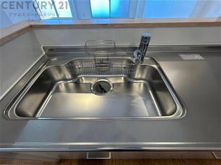 大きなシンクでお鍋などの大きな調理器具を洗う際にも便利です。
