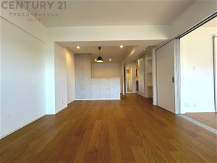 リビングダイニングは家族や友人とのコミュニケーションを楽しむ場所でくつろぎながら食事や会話を楽しめ、多目的に利用できリラックスできる空間です。家庭内の中心として機能し、快適な生活をサポートします。