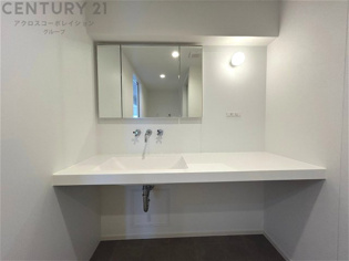 化粧品や洗顔料、歯ブラシなどの必需品をまとめて置ける収納スペースがあり、使用するたびに取り出す手間が省けます。また、水回りのため、濡れても大丈夫な素材が使用されており、お手入れが簡単です。