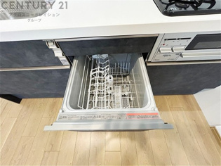 手洗いに比べて時間や労力を節約できます。また、高温のお湯で洗浄されるため、雑菌や細菌を殺菌する効果もあります。さらに、乾燥機能があるため、手で拭く手間も省け衛生的に保管できます。
