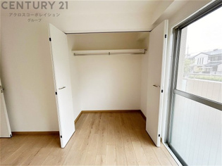 衣類やアクセサリー、小物類の収納が便利で整理整頓がしやすく、部屋の美観を保ちつつ、スペースを最大限に活用できます。衣服のしわやダメージを防ぎ、長持ちさせることができます。
