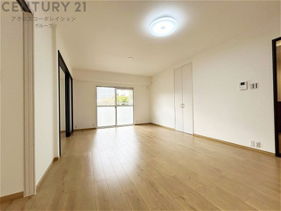 キッチン前のダイニングスペース　カウンターキッチンから料理の受け渡し等に便利です。ダイニングセットを置いても十分な広さを確保。
