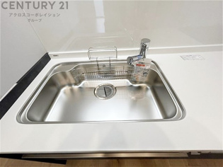 大きなシンクでお鍋などの大きな調理器具を洗う際にも便利です。
