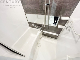 ユニットバスは省スペースでありながら、シンプルな設計と使いやすさを備え、簡便なメンテナンスが可能です。またミラー・小物置き場もあり便利です。
