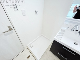 洗濯物の仕分け作業がしやすく、整理整頓が容易になります。洗濯音や湿気を他の部屋に持ち込まず、生活環境を快適に保ちます。上部を活用すれば収納スペースを確保でき洗剤や洗濯用品の整理もしやすくなります。
