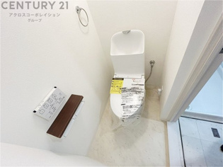 温水洗浄便座付トイレは温水洗浄機能により、暖かい水でおしりを洗浄することができ、冷たい水を使う従来の便座に比べ、温水洗浄機能で暖かいトイレを提供し、快適な使用を可能にします。
