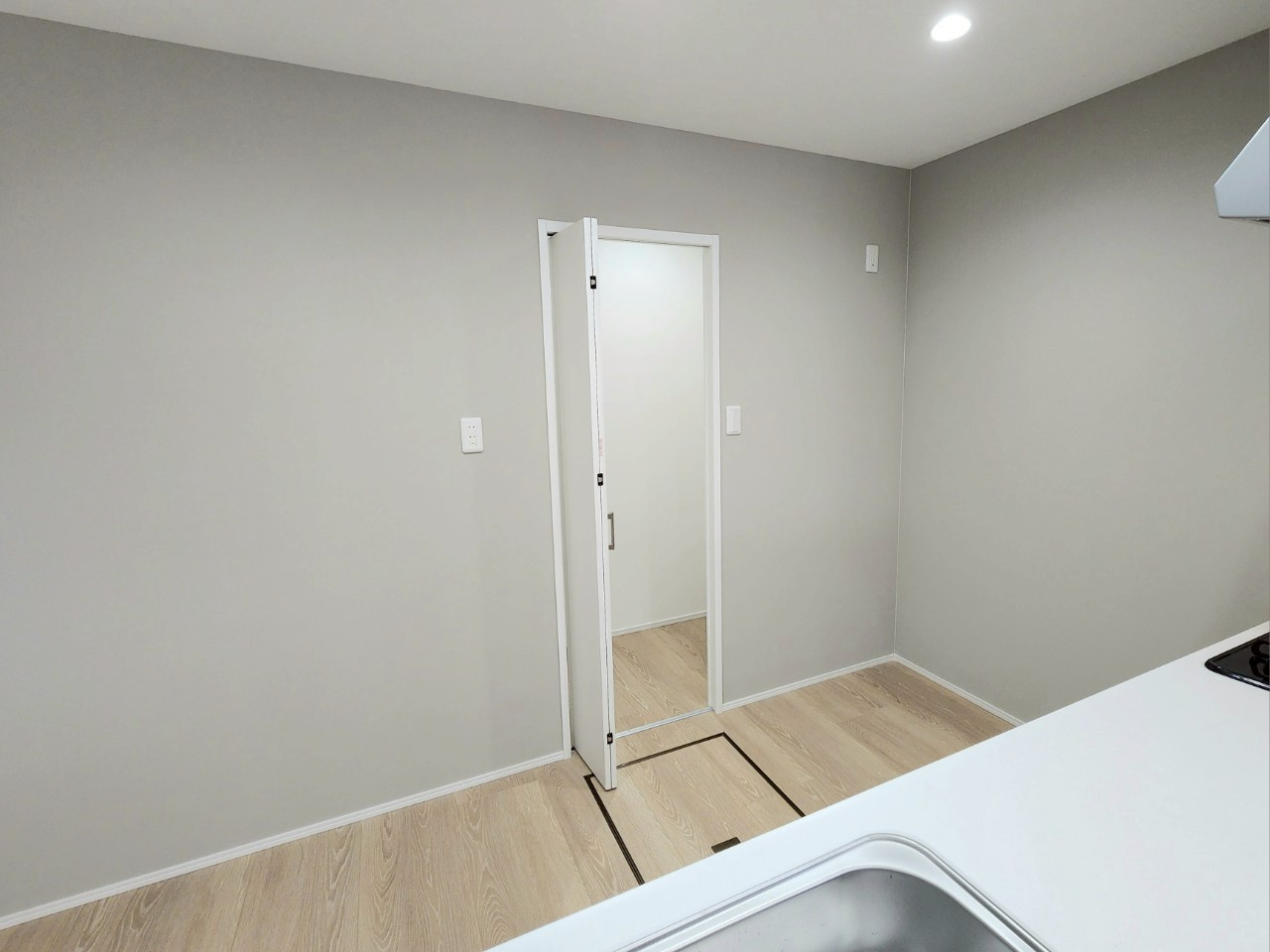 RESET HOUSE－リセットハウス－湯川新町2丁目3期【小倉南区　中古戸建】のキッチン|キッチンには広々したパントリーがあります♪【小倉南区　中古戸建】