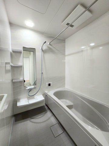 RESET HOUSE－リセットハウス－湯川新町2丁目3期【小倉南区　中古戸建】の浴室|エコベンチ付きの浴槽♪半身浴も楽しめます♪【小倉南区　中古戸建】