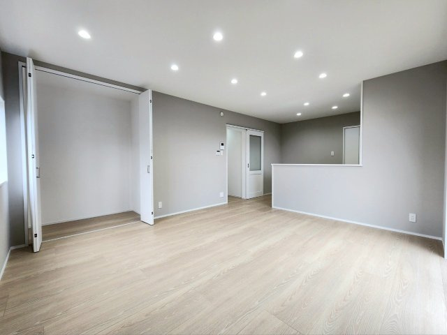 RESET HOUSE－リセットハウス－湯川新町2丁目3期【小倉南区　中古戸建】の居間・リビング|リビングはホテルライクコンセプト♪オールダウンライトです♪【小倉南区　中古戸建】