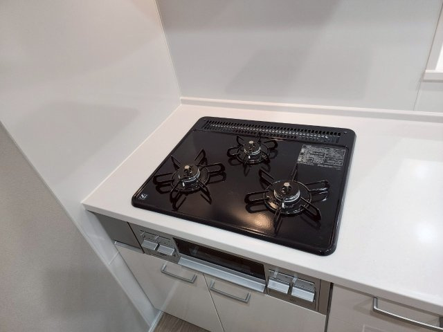 RESET HOUSE－リセットハウス－湯川新町2丁目3期【小倉南区　中古戸建】のキッチン|同時調理可能な3口ガスコンロ♪【小倉南区　中古戸建】