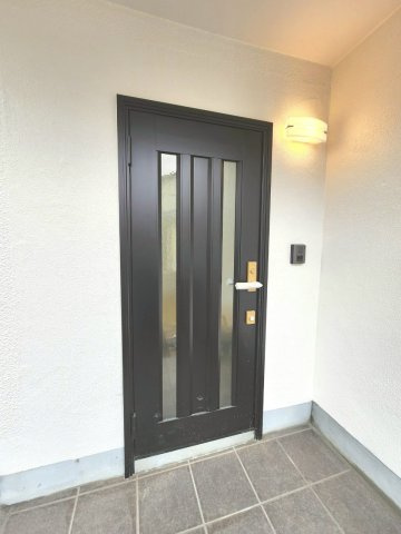 RESET HOUSE－リセットハウス－湯川新町2丁目3期【小倉南区　中古戸建】の玄関|タイル張りのオシャレな玄関ポーチ♪【小倉南区　中古戸建】