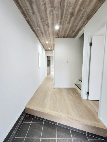 RESET HOUSE－リセットハウス－湯川新町2丁目3期【小倉南区　中古戸建】の玄関|天井に木目のクロスを設えた玄関♪【小倉南区　中古戸建】