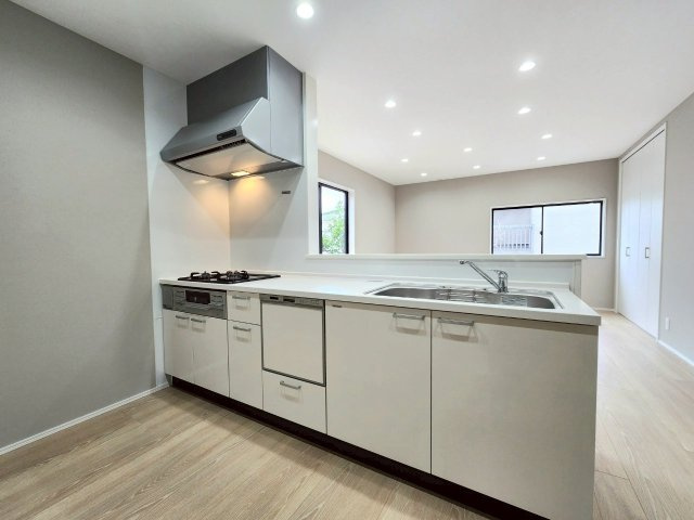 RESET HOUSE－リセットハウス－湯川新町2丁目3期【小倉南区　中古戸建】のキッチン|収納豊富なシステムキッチン♪嬉しい対面キッチンです♪【小倉南区　中古戸建】