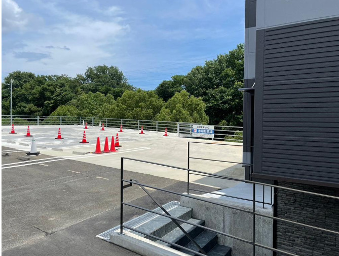 大津市仰木の里７丁目の店舗事務所の駐車場|車をお持ちの方に嬉しい駐車場付きの物件です