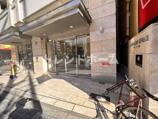 アリス・マナーガーデン新町のエントランス