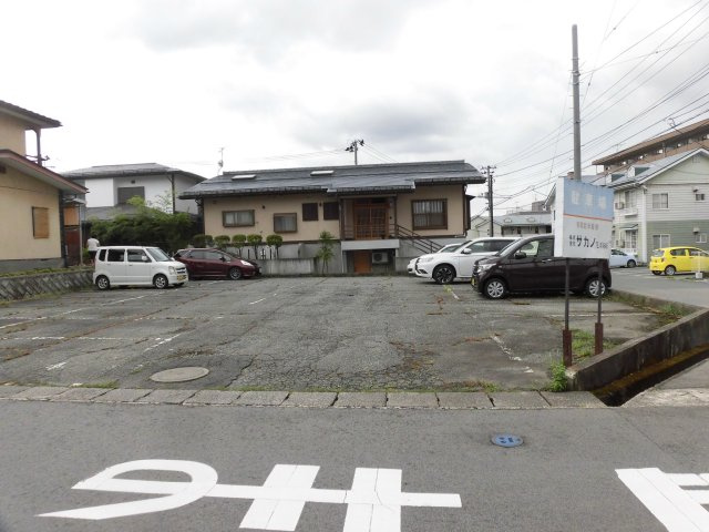 サカノビルの駐車場