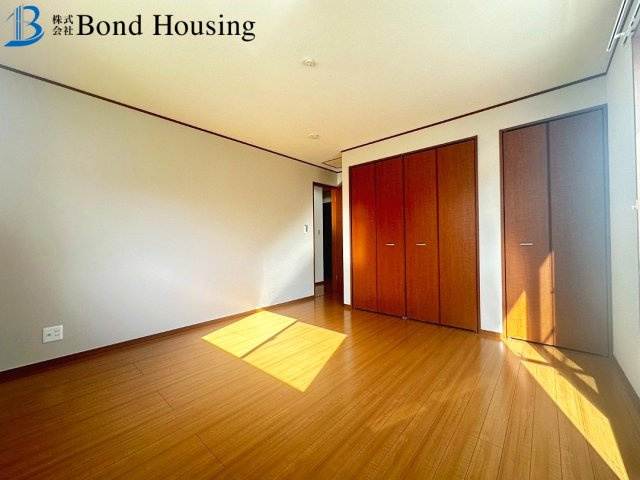 築浅戸建・お車２台駐車可・太陽光付き・玉津町今津　築１０年の洋室