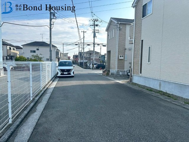 築浅戸建・お車２台駐車可・太陽光付き・玉津町今津　築１０年の前面道路含む現地写真