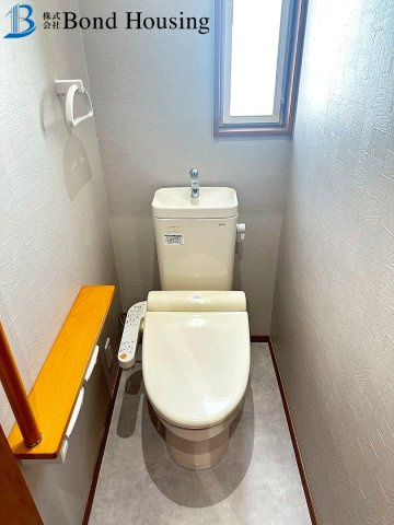 築浅戸建・お車２台駐車可・太陽光付き・玉津町今津　築１０年のトイレ