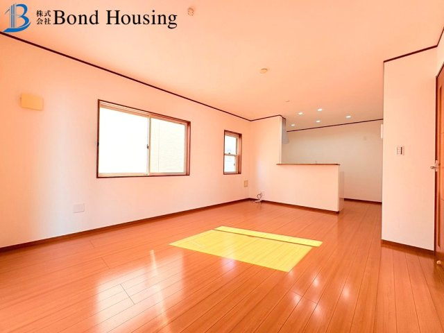 築浅戸建・お車２台駐車可・太陽光付き・玉津町今津　築１０年の居間・リビング