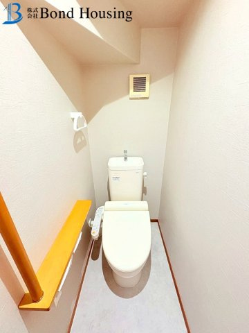 築浅戸建・お車２台駐車可・太陽光付き・玉津町今津　築１０年のトイレ