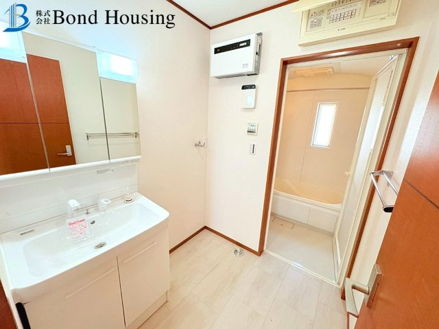 築浅戸建・お車２台駐車可・太陽光付き・玉津町今津　築１０年の独立洗面台